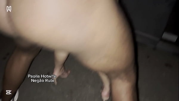 Play MP4 - Paolla Hotwife sem limites e ensina Neg&atilde;o de 23cm a fuder no carro em beira de estrada &agrave; noite&excl;&excl;&excl; Marido corno s&oacute; acompanha a aula de sexo da esposa que ensina como meter em via p&uacute;blica do Brasil