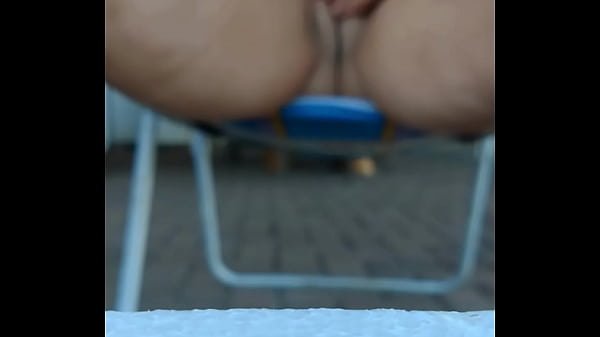 Minha madrasta sem calcinha adora se mostrar para as pessoas na rua! 