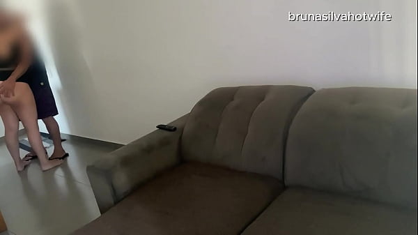 Mulher casada &eacute; enrabada enquanto marido est&aacute; trabalhando - Bruna Silva Hotwife 