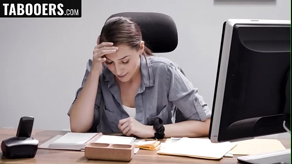 Play MP4 - SECRETARY&colon; "Fucking suck on that clit like that&period;&period;&period;" - Bella Rolland