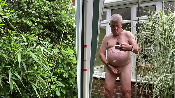 Play MP4 - Garden wank