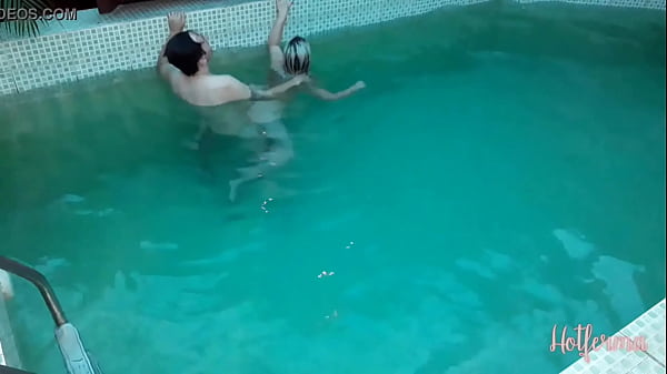 Play MP4 - Corno desconfiado instala c&acirc;meras de seguran&ccedil;a e flagra esposa fodendo com o jardineiro na piscina
