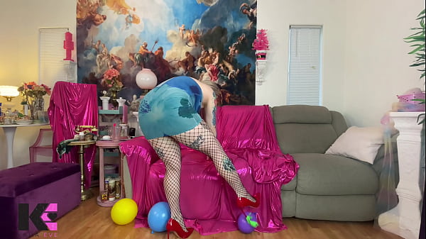 Nonton Fishnet Stiletto Balloon Stomping Turned Twisted Ankle thumbnail