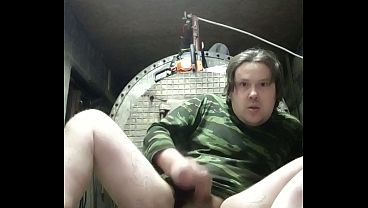 Мастурбация большого ебаного члена заканчивается выстрелом горячей спермы 