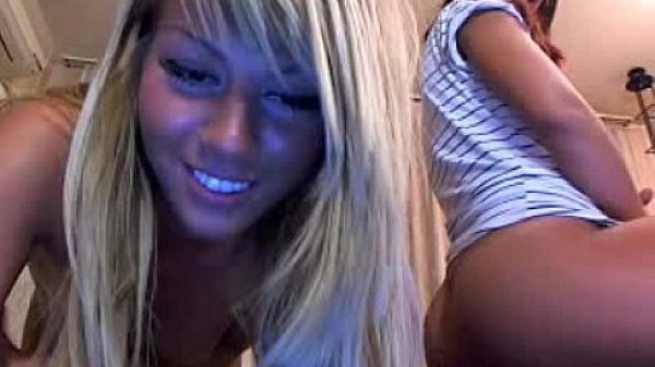 Dos amiguitas calentando al personal en su webcam