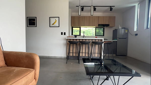 Play MP4 - De visita&comma; y de una buena cogida