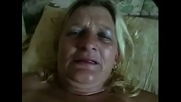 O genro gozou dentro da bucetada sogra e filmou para enviar para esposa - Bela Vosniaky