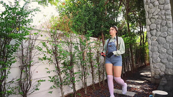 Nonton The Girl Turned Out To Be Not Only A Good Gardener But Also A Gorgeous Whore. thumbnail