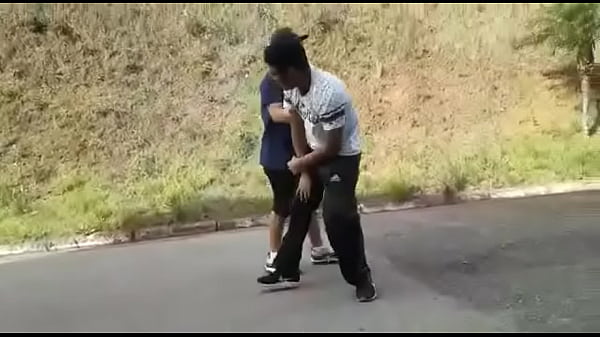 Neg&atilde;o rebolando na pica do branco dptado 