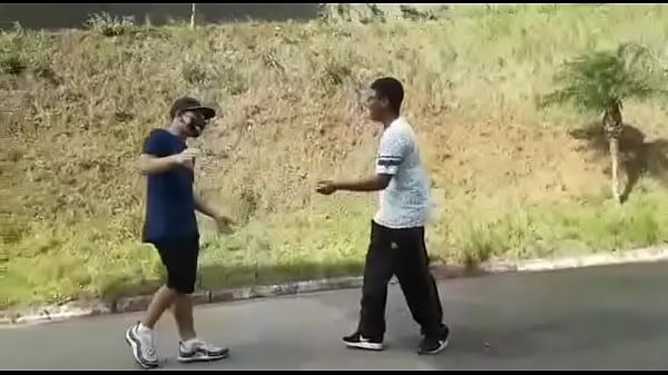Branquinho picudo descendo a rola no neguinho enquanto o corno filma