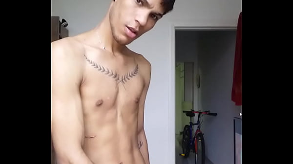 Mlk safado exibindo a pipocas 