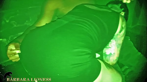 Corno manso filmou esposa puta tatuada caindo na orgia com v&aacute;rios machos dotados no darkroom da boate com c&acirc;mera de vis&atilde;o noturna