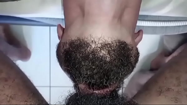 Play MP4 - Indo comprar p&atilde;o&comma; de cal&ccedil;&atilde;o do Fla&comma; pauz&atilde;o solto sem cueca&comma; vejo esse Puto barbudo manjando meu pau na padaria&period; Dez minutos depois eu ja tava macetando o rabo do safado e enchendo ele de leite quentinho&period; Completo no Xred