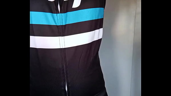 Play MP4 - Mujer de spinning se calienta despu&eacute;s de clase