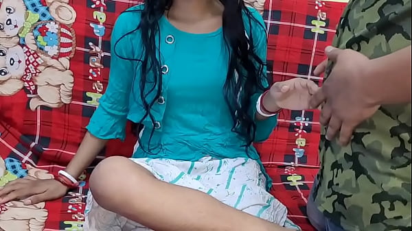 Play MP4 - देसी भाभी के ऊपर अपना पानी गिरा कर भाभी को मज्जा दिया