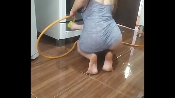 Play MP4 - Gravei minha empregada lavando o meu fog&atilde;o peladinha