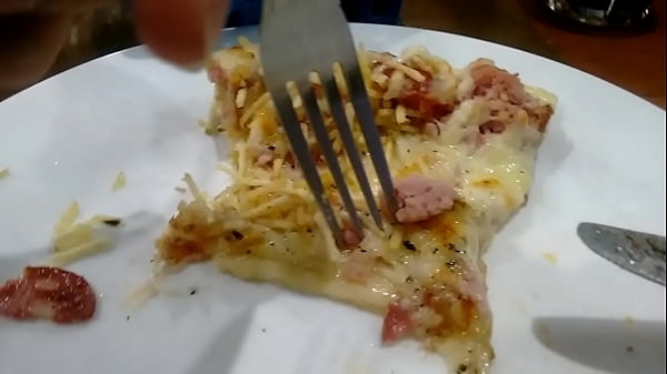 Comendo aquela gostosa ao vivo na pizzaria 