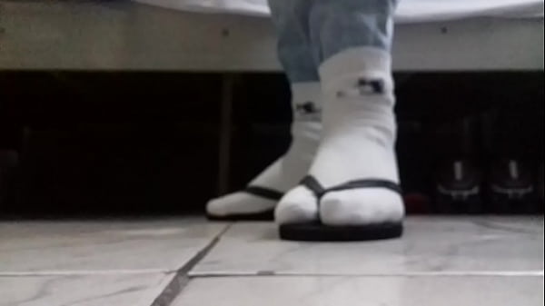 Aos que tem Fetiche por Havaianas com meias 