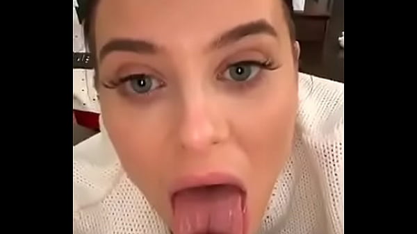 Hermosa haciendo oral