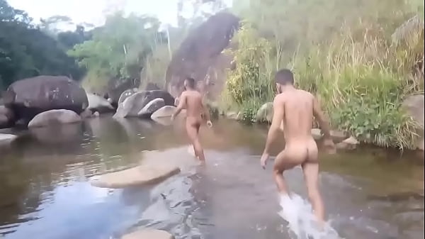 Play MP4 - Curioso levando rola na cachueira