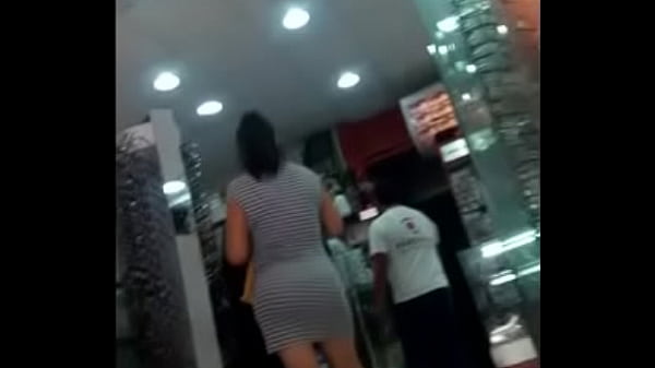 Madura de buen culo me miraba de rato en rato