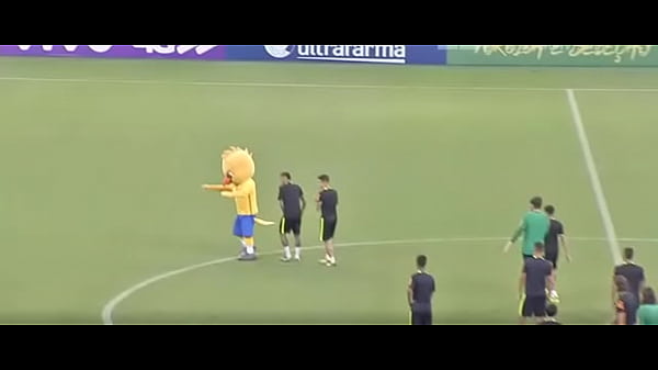 Neymar de quatro e Coutinho lhe empurrando o pinto