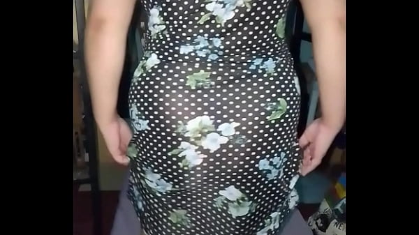 Play MP4 - Se sube su vestido de flores para mostrarnos su tanga