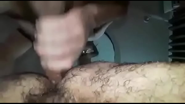 Metendo sem camisinha num cuzinho peludo