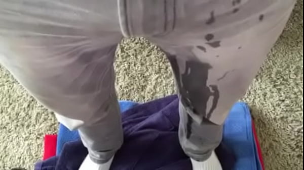 Play MP4 - guy wetting his grey jeans