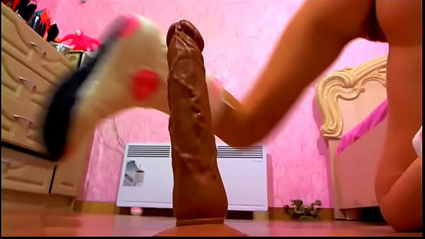 Nonton Bitch Gotta Wet Azz thumbnail