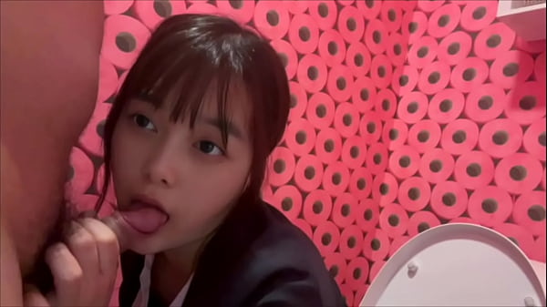 仕事終わりの汗の臭いがツーンとするスーツ姿の彼女をト◯レでむさぼるように舐めてsexするカップル。 