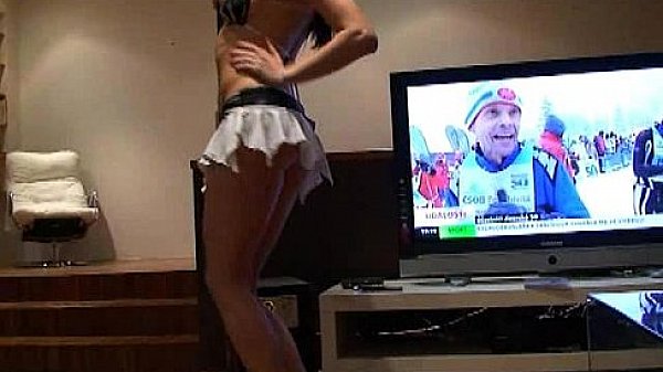 Beautiful mae shakes her fine ass for me