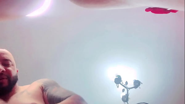 Fudendo ela a camisinha estourou comi no pelo 