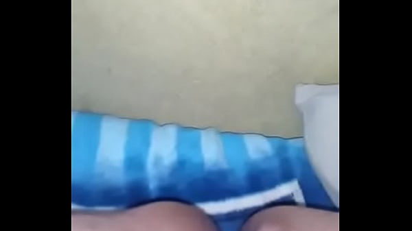 Amanece muy cachonda y se masturba 