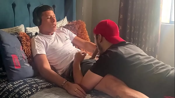 Hot Guy Gets A Blowjob With Head Phones thumbnail