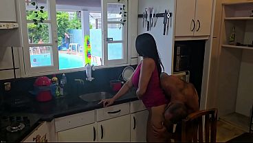 Dei para os amigos do meu marido na cozinha enquanto ele limpava a piscina. 