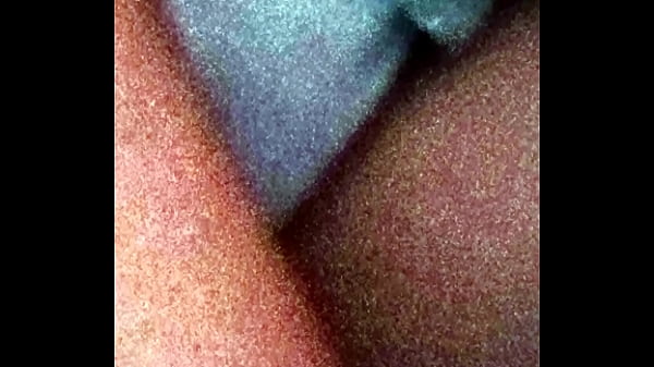 Revisando el material antes de follar 