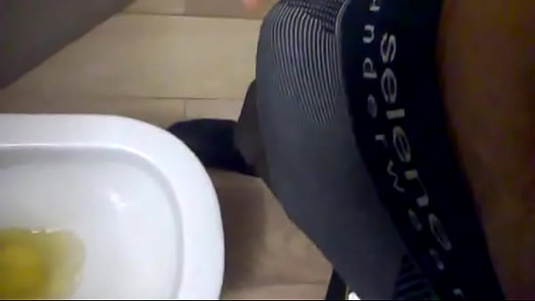 Dando uma mijada no shopping - Pissing 