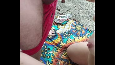 Bella Casada Dando A Bucetinha E O Cuzinho Pra Um Guia Na Praia Em Um Dia Chuvoso thumbnail
