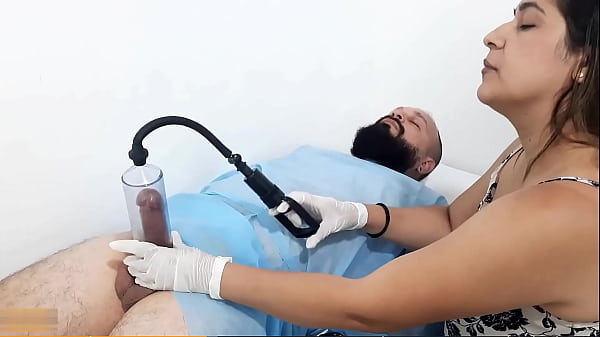 Play MP4 - DOCTORA DA MASAJE EN LA VERGA A SU PACIENTE PARA SUBIR DE TAMA&Ntilde;O Y SE EMPIEZA A EXCITAR Y QUIERE QUE EL SE LO META TODO - PORNO EN ESPA&Ntilde;OL