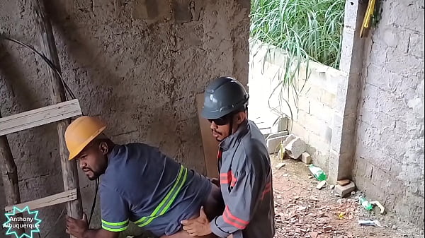 Play MP4 - Eletricista fudendo o ajudante durante o servi&ccedil;o
