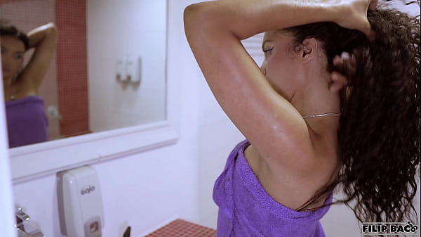 Nonton Me Consigo A Mi Esposa Duchandose Y No Me Aguanto Las Ganas De Follarmela thumbnail