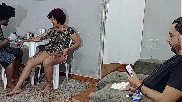 N&atilde;o resisti ao tes&atilde;o e acabei tomando e leite quente pau enquanto era tatuada 
