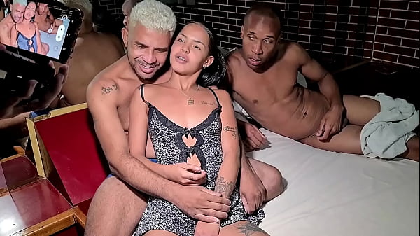 Play MP4 - Bastidores da grava&ccedil;&atilde;o com a novinha gostosa fodendo com machos no motel em sua primeira vez no porno