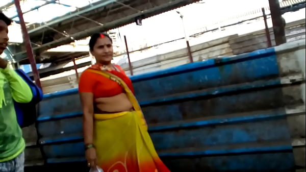 Bhojpuri Aunty BOOBS in Station