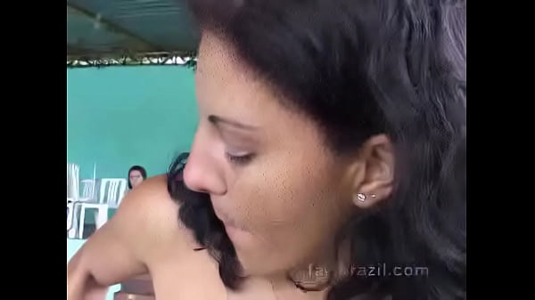 Play MP4 - Patroa peidando na cara da empregada
