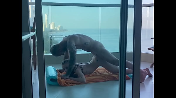 Sur un balcon à Carthagene, une jeune étudiante se fait_remplir son jolie petit_cul !