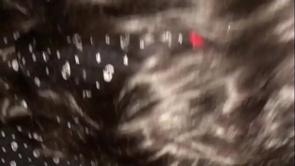 Fui no swing e botei a novinha de 18 aninhos para chupar meu pau no Glory Hole ela_bebeu o leite_todinho