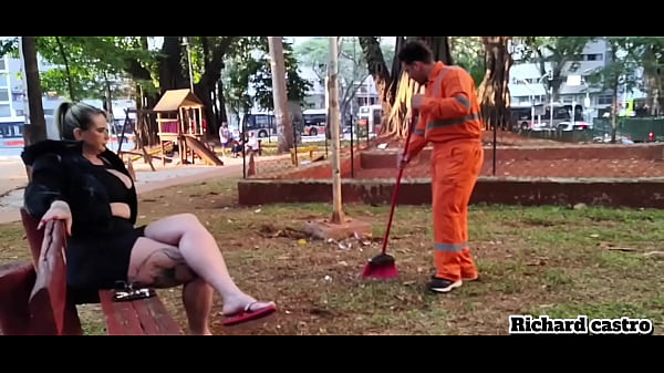 Varredor de rua gozando na buceta da coroa em plena pra&ccedil;a p&uacute;blica 