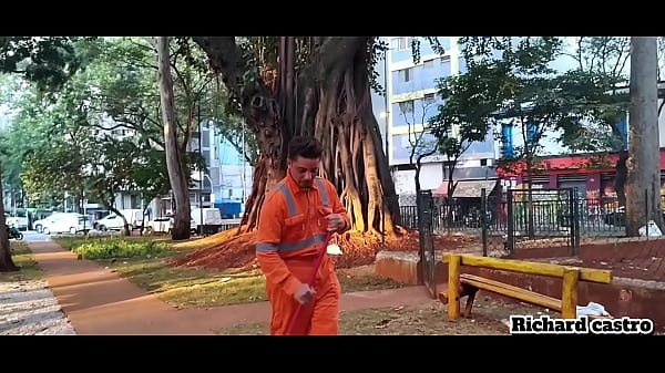 Nonton Varredor De Rua Gozando Na Buceta Da Coroa Em Plena Pra&ccedil;a P&uacute;blica thumbnail